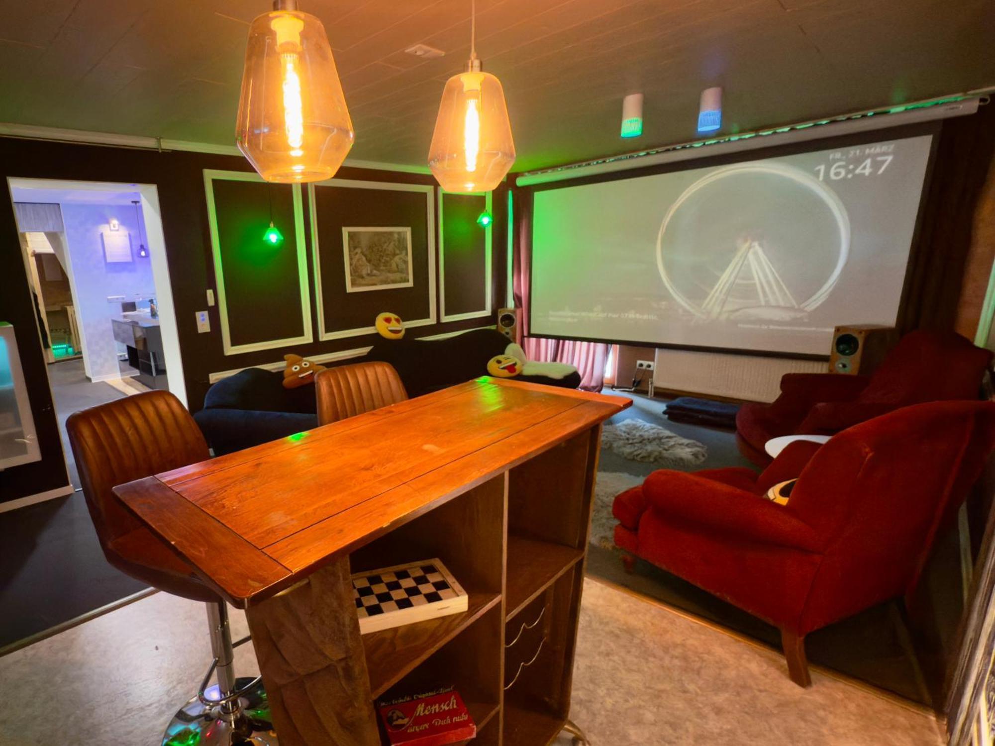Bookeinfach Bad Ems - Private - Sauna Jacuzzi Whirlpool Swimmingpool Alahna Sup Beachvolleyball Billiards Ping Pong Cinema Theater Music Disco Ball Bbq Und Parkplaetze 객실 사진